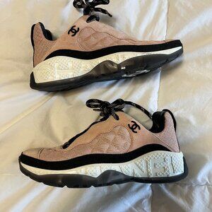 Aunthetic CHANEL Sneakers size 7